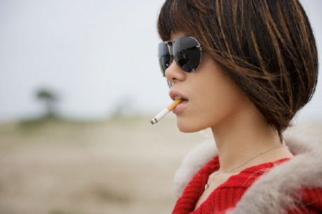 Women start smoking as early as men