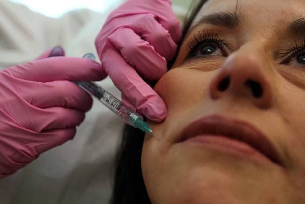 After the cosmetic procedure, American women have grown bones in the eyelids